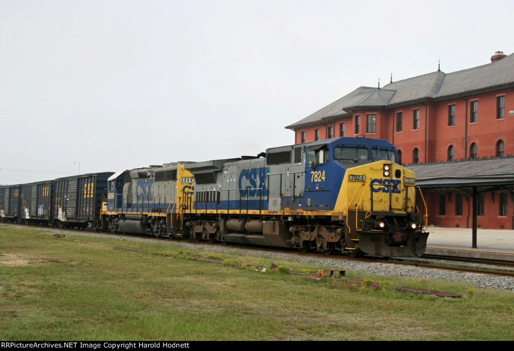 CSX 7824 leads train Q446-28 northbound